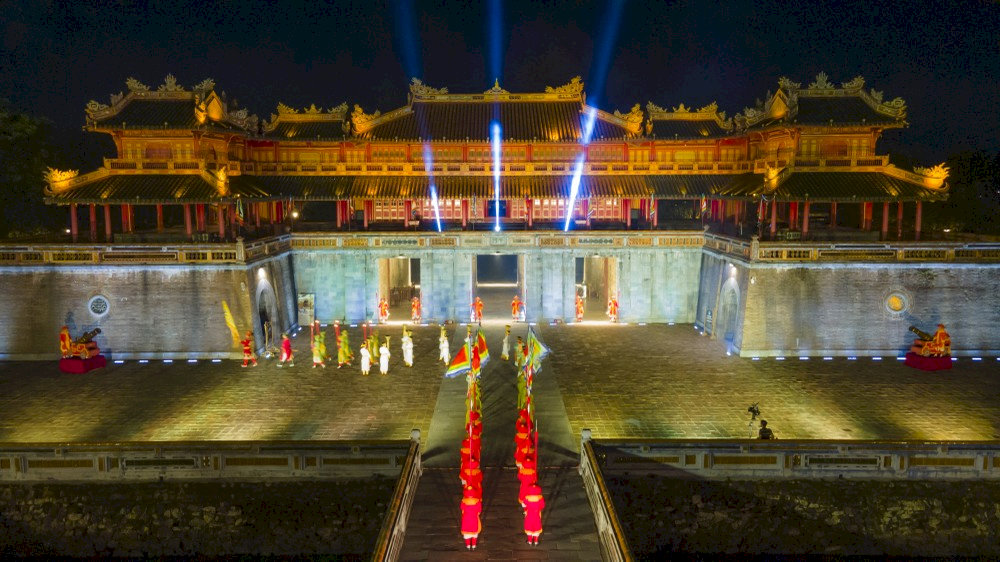 Kinh thành Huế lung linh huyền ảo về đêm